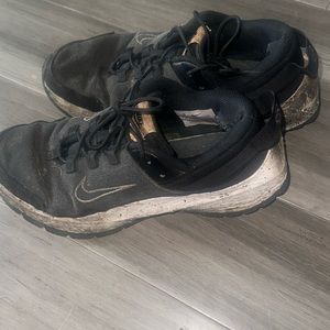 Women’s size 9 black Nike tennis shoes